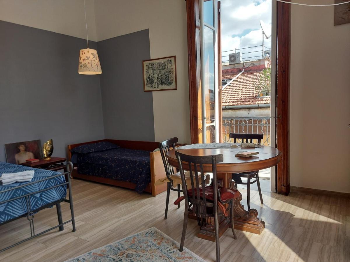 La Stanza Grande Della Luna D'irene Alloggio in famiglia Napoli